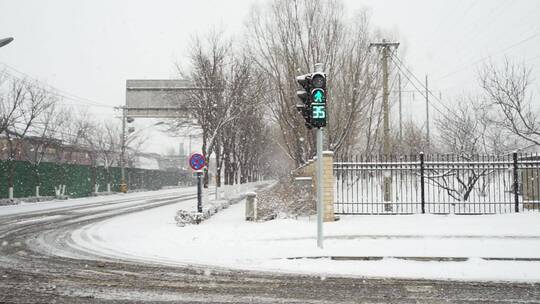 冬季雪中的路口