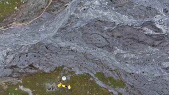 航拍攀登岷山山脉主峰雪宝顶的登山大本营