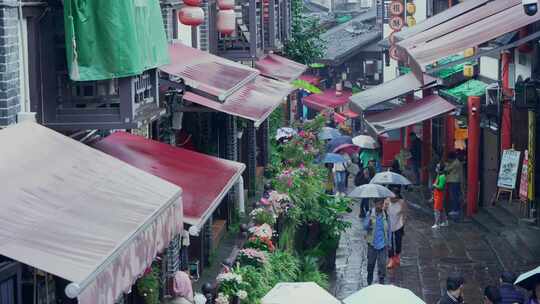 重庆磁器口古镇雨景游客