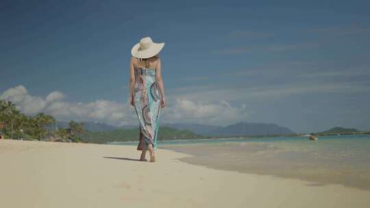 4K-完美身材的女孩光脚走在沙滩上的背影