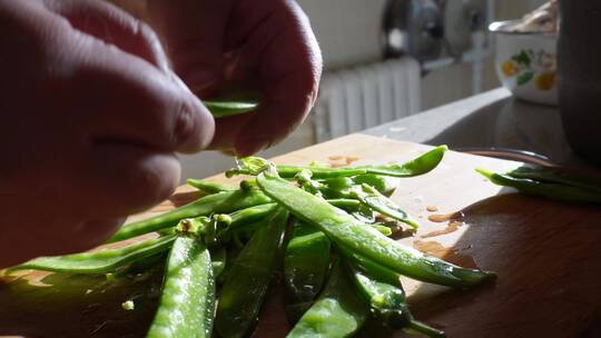 【镜头合集】剥豆子清洗荷兰豆切豆角