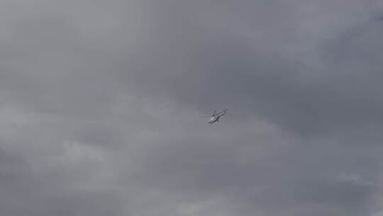 拍摄飞行在雪山的直升飞机