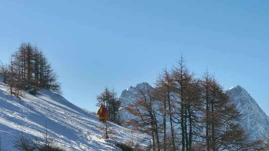 实拍登雪山画面