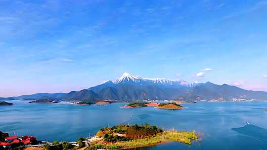 湖泊雪山自然风光全景
