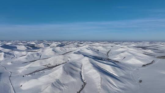 航拍冰雪覆盖的雪原雪岭