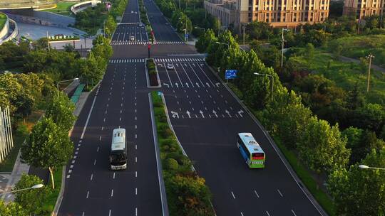 航拍道路上行驶的公交车