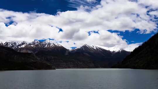 4k延时拍摄雪山湖泊蓝天白云视频素材模板下载