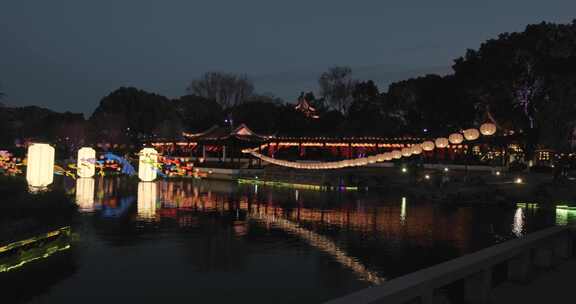 苏州盘门古典建筑旁水面上的多彩灯笼夜景