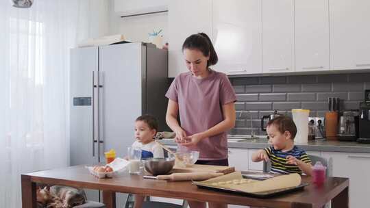 妈妈烹饪与双胞胎