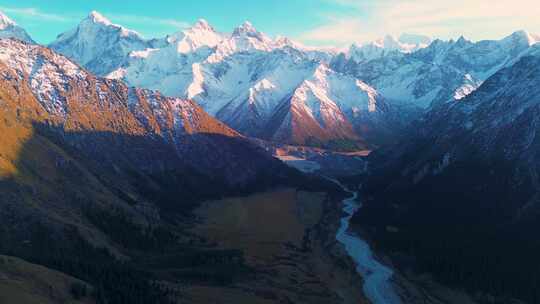 航拍新疆夏塔雪山牧场风景