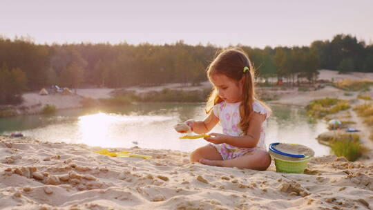 女孩在湖边的沙滩上玩耍视频素材模板下载