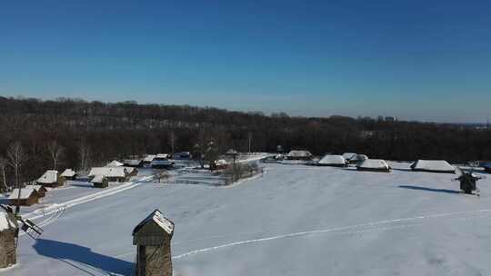 乌克兰村庄的冬季景观。新年景观。白雪覆盖的村庄。乌克兰。