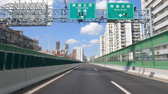 上海封城中的高架上蓝天环境