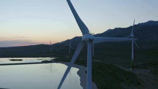 风力涡轮机，旋转，湖，山
