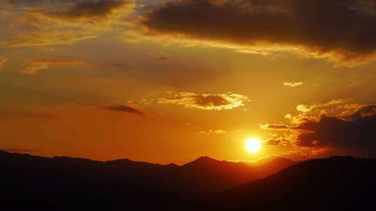 傍晚山峰日落延时唯美夕阳乡村黄昏天空晚霞
