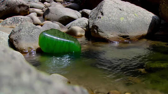 山沟小溪边漂亮石头