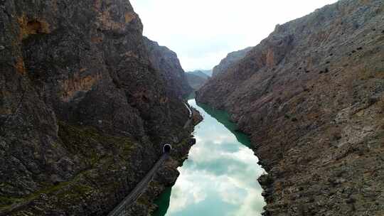 峡谷和火车旅行