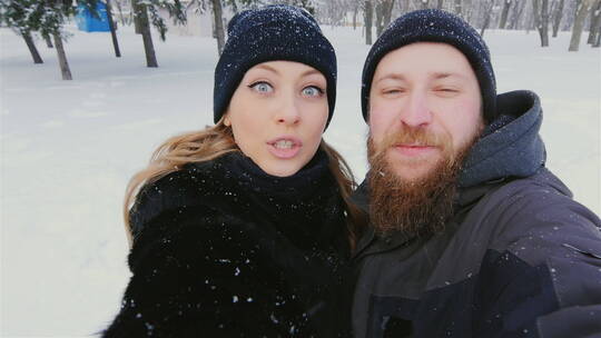 冬季年轻的夫妇在公园自拍视频素材模板下载