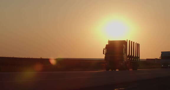 日落时卡车在路上行驶