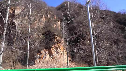 公路旁山村与山林景致