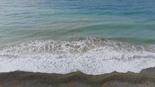 大海海岸线波涛汹涌椰子林