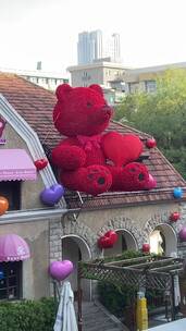 济南网红经三路，老建筑上巨大玫瑰熊