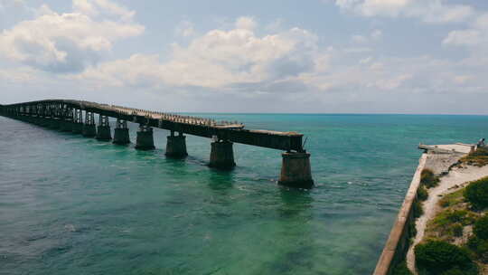 美国佛罗里达群岛海面上的断桥