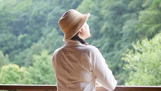 少女民宿里尽享宁谧美景/ 推窗远眺/沉思