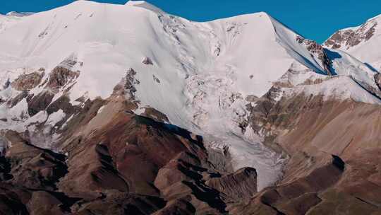 航拍阿尼玛卿雪山