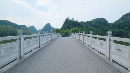 广西柳州山水龙潭公园风景古桥过桥