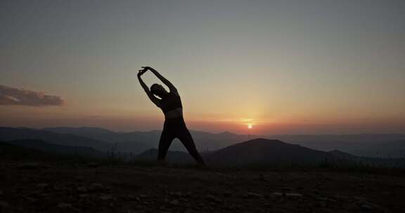 日出时的瑜伽山顶多莉运动捕捉
