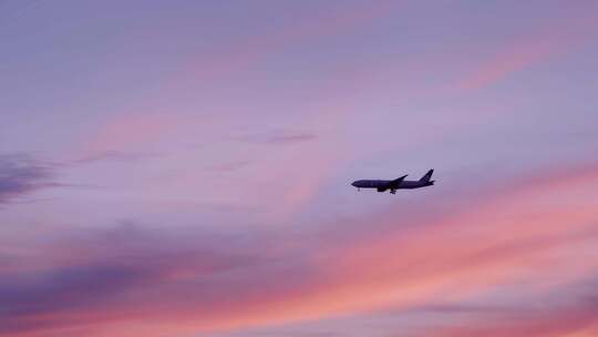 粉色夕阳晚霞飞机飞过天空意境空镜头