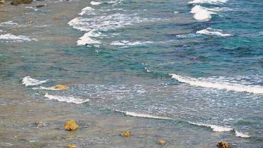 海南早晨海岛日出大海海浪拍打礁石