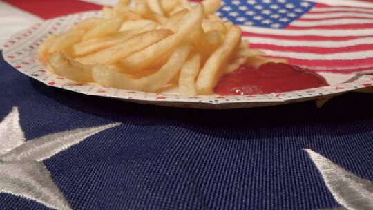 一盘薯条和番茄酱放在美国国旗上视频素材模板下载