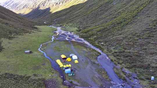 航拍攀登横断山脉乌库楚雪山的登山者大本营