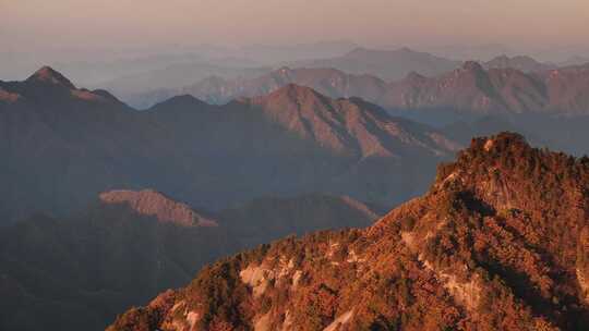 伏牛山群山层峦叠嶂唯美日出