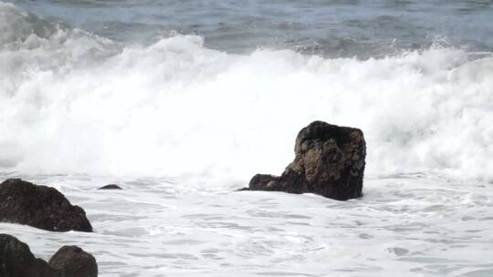 海浪冲击岩石特写