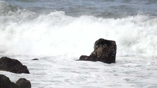 海浪冲击岩石特写视频素材模板下载