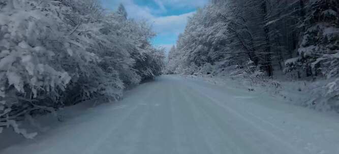 航拍雪景森林公路汽车行驶雪路上