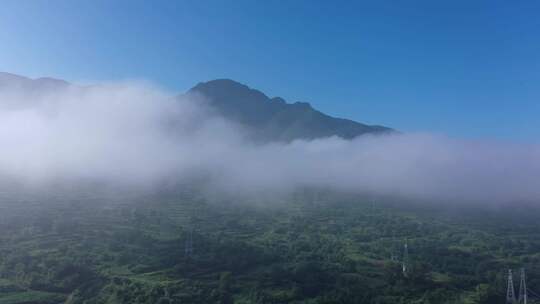 被云海笼罩的大山和农田视频素材模板下载