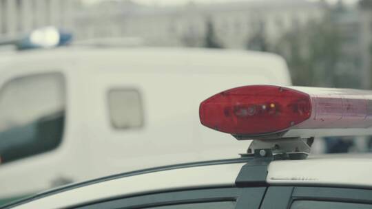 警车车顶上闪烁的灯