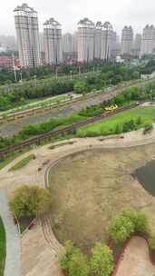 航拍雨天公园跑步健身