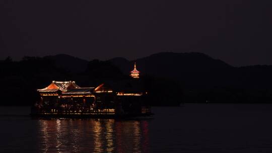 杭州西湖雷峰塔夜景