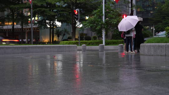 广州傍晚雨天街景