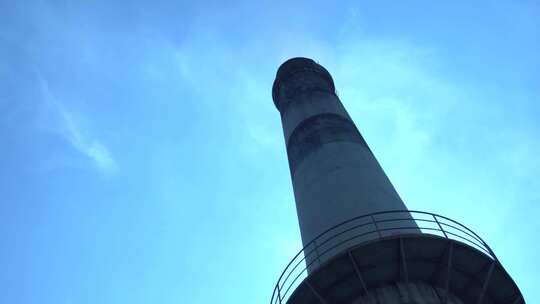蓝天下工厂烟囱酒厂烟囱排放空气污染环保视频素材模板下载