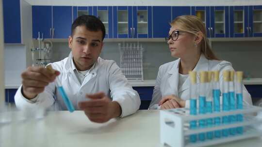 高科技科学家生物化学研究医学药物试管视频视频素材模板下载