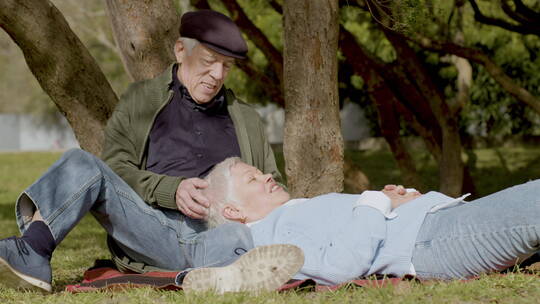 在公园放松的老年夫妇
