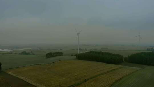 雾天在田野的风力发电场视频素材模板下载