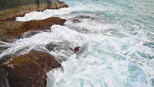 早晨大海海浪浪花拍打礁石升格慢动作