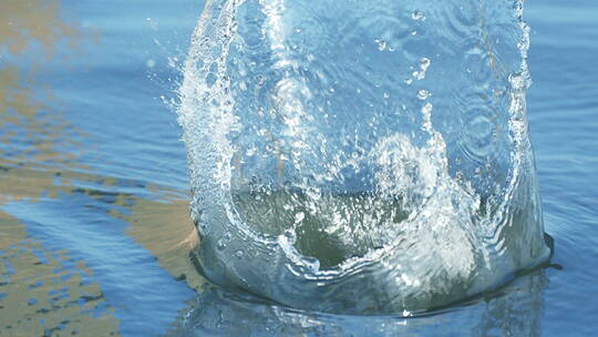 丢石头入水水花溅起-水波纹涟漪
